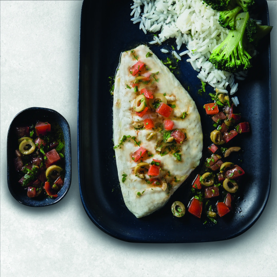 دنيس مشوي مع الطماطم والزيتون دنيس مشوي مع الطماطم والزيتون