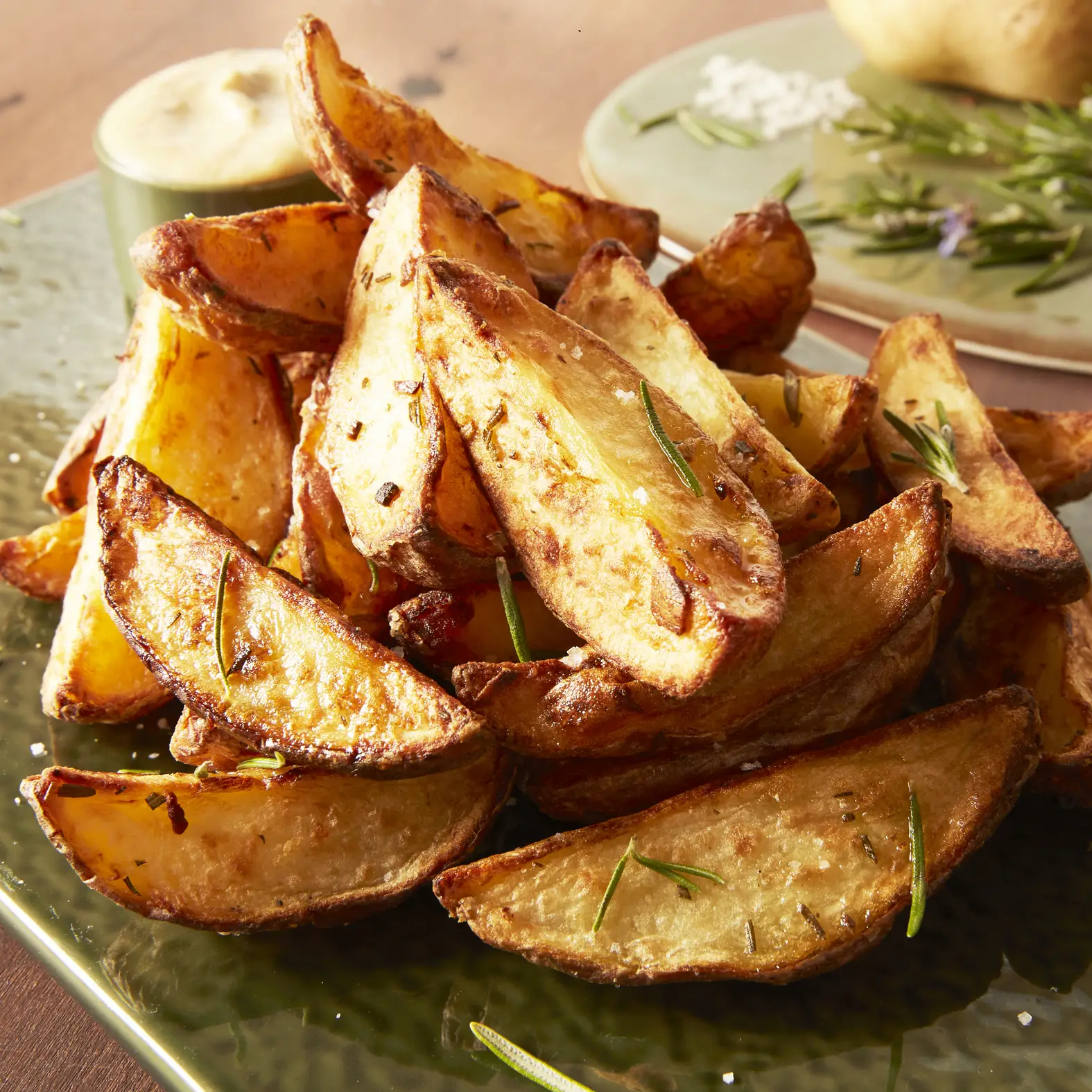 بطاطس صغيرة مقرمشة مع صلصة الثوم المشوي بطاطس صغيرة مقرمشة مع صلصة الثوم المشوي